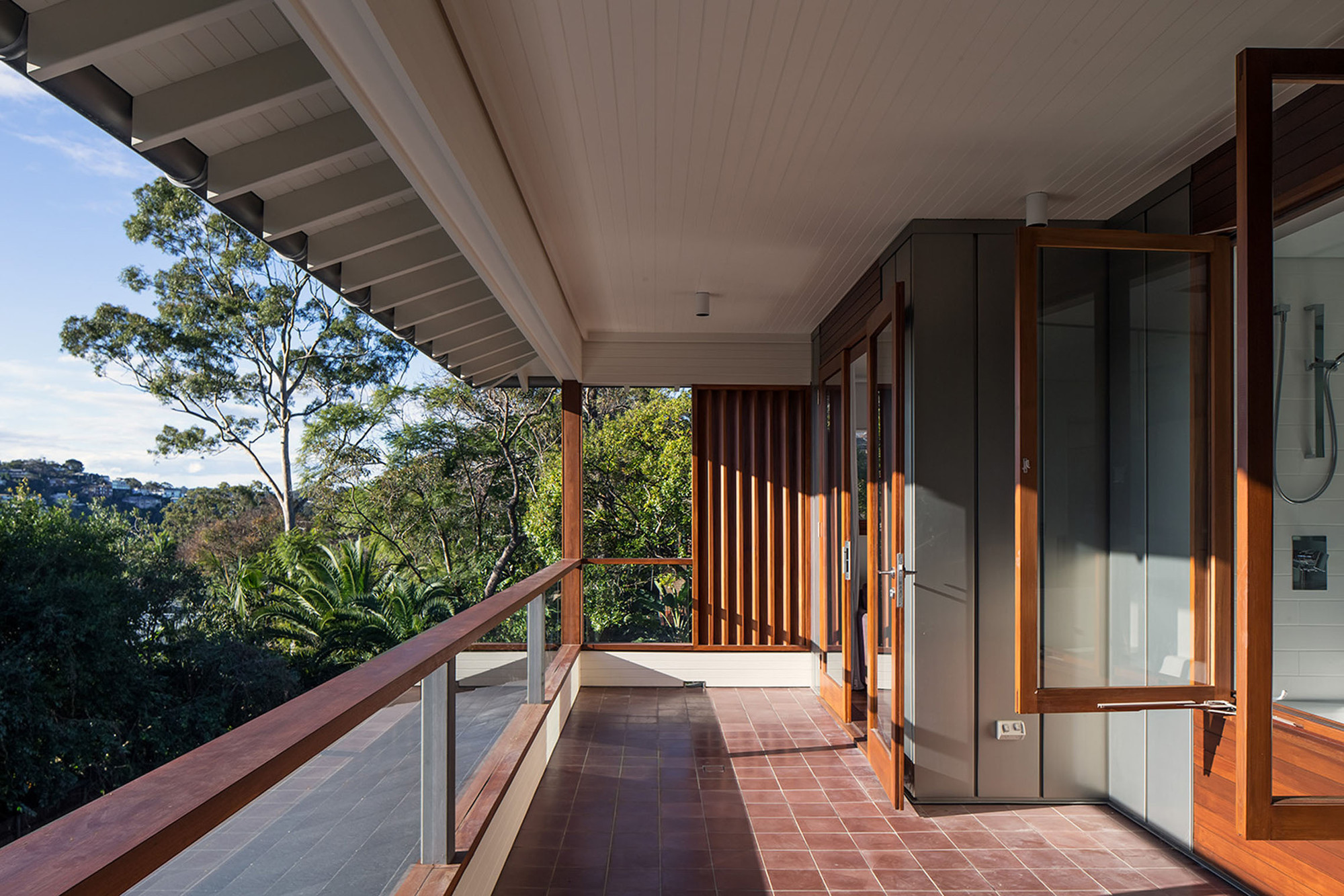 Самый подходящий материал для напольного покрытия на балконе