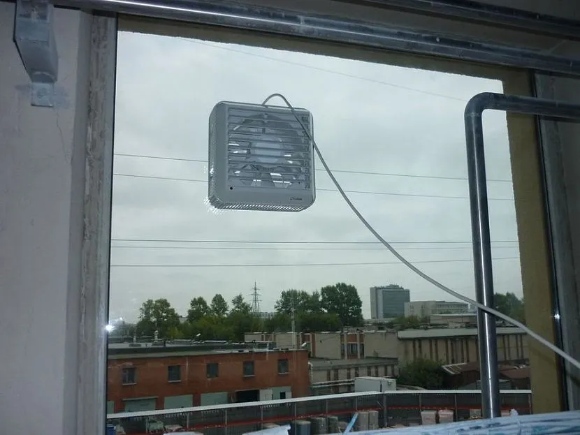 Вентиляционные отверстия в окне. Вытяжной вентилятор в стеклопакет. Стеклопакет с вентилятором. Стеклопакет с вытяжкой. Вентилятор в окно вытяжной для стеклопакетов.